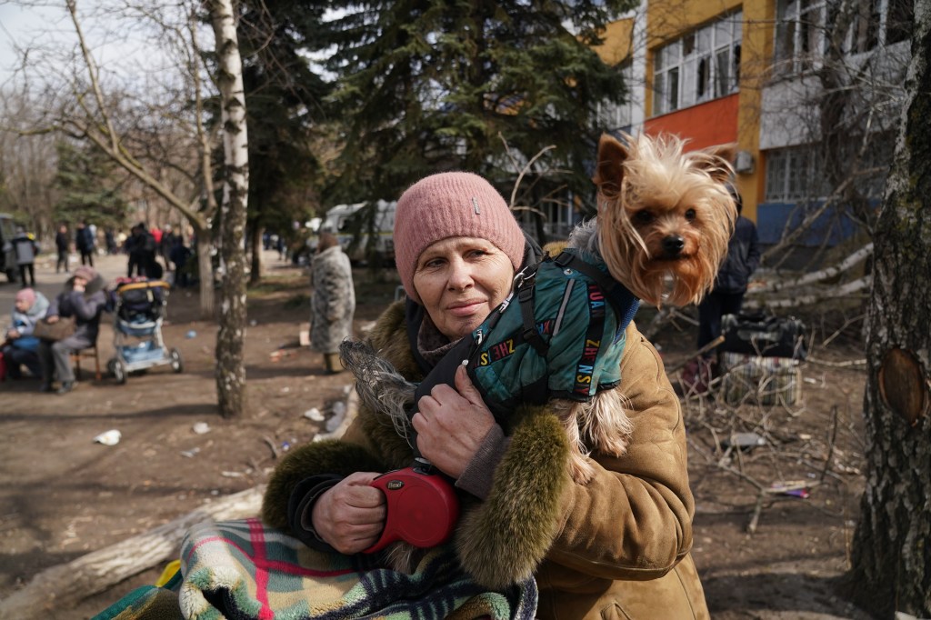 Evacuação de moradores de Mariupol realizada no último sábado (26)