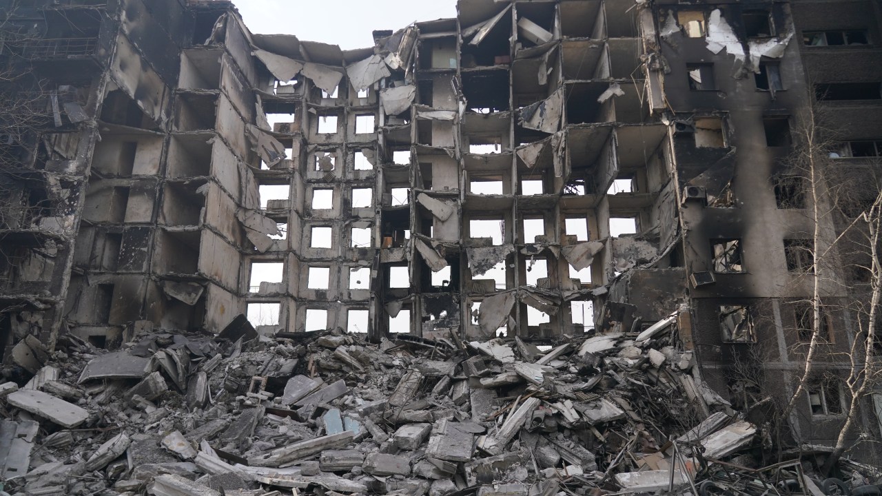 Prédio destruído no centro de Mariupol: Rússia luta para manter o controle sobre a cidade
