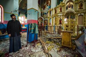 Padre confere destruição em igreja após bombardeio em Yasnohorodka, a 40 quilômetros de Kiev