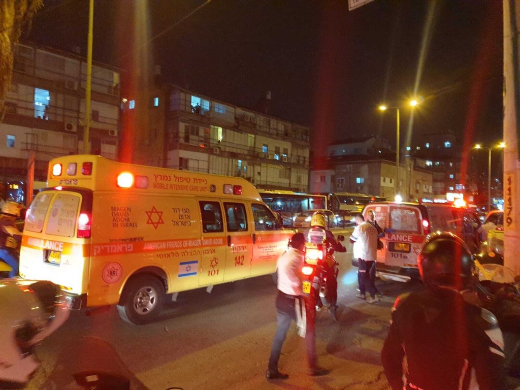 Ä°srail'in baÅkenti Tel Aviv'in doÄusundaki Beni Barak kentinde silahlÄ± saldÄ±rÄ± dÃ¼zenlendi. Ä°lk bilgilere gÃ¶re saldÄ±rÄ±da 4 kiÅi hayatÄ±nÄ± kaybetti. Olay sonrasÄ± bÃ¶lgeye ambulans sevk edildi. (Photo by Magen David Adom/Anadolu Agency via Getty Images)