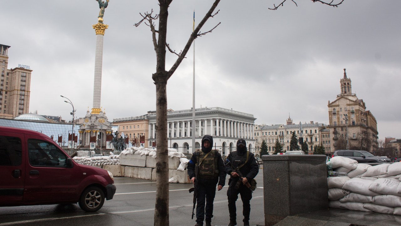 Militares mantêm prontidão no centro de Kiev nesta quarta-feira (30)