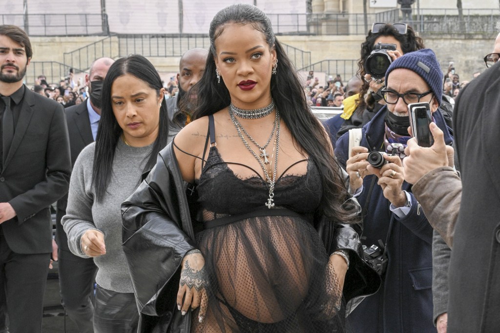 PODEROSA - O modelo Dior exibido por Rihanna grávida: a essência do que se viu nas passarelas -