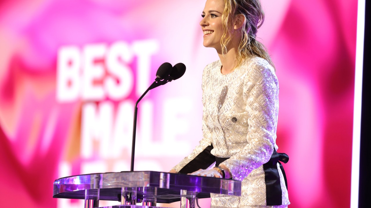 Kristen Stewart apresenta prêmio no Independent Spirit Awards em 2022 -