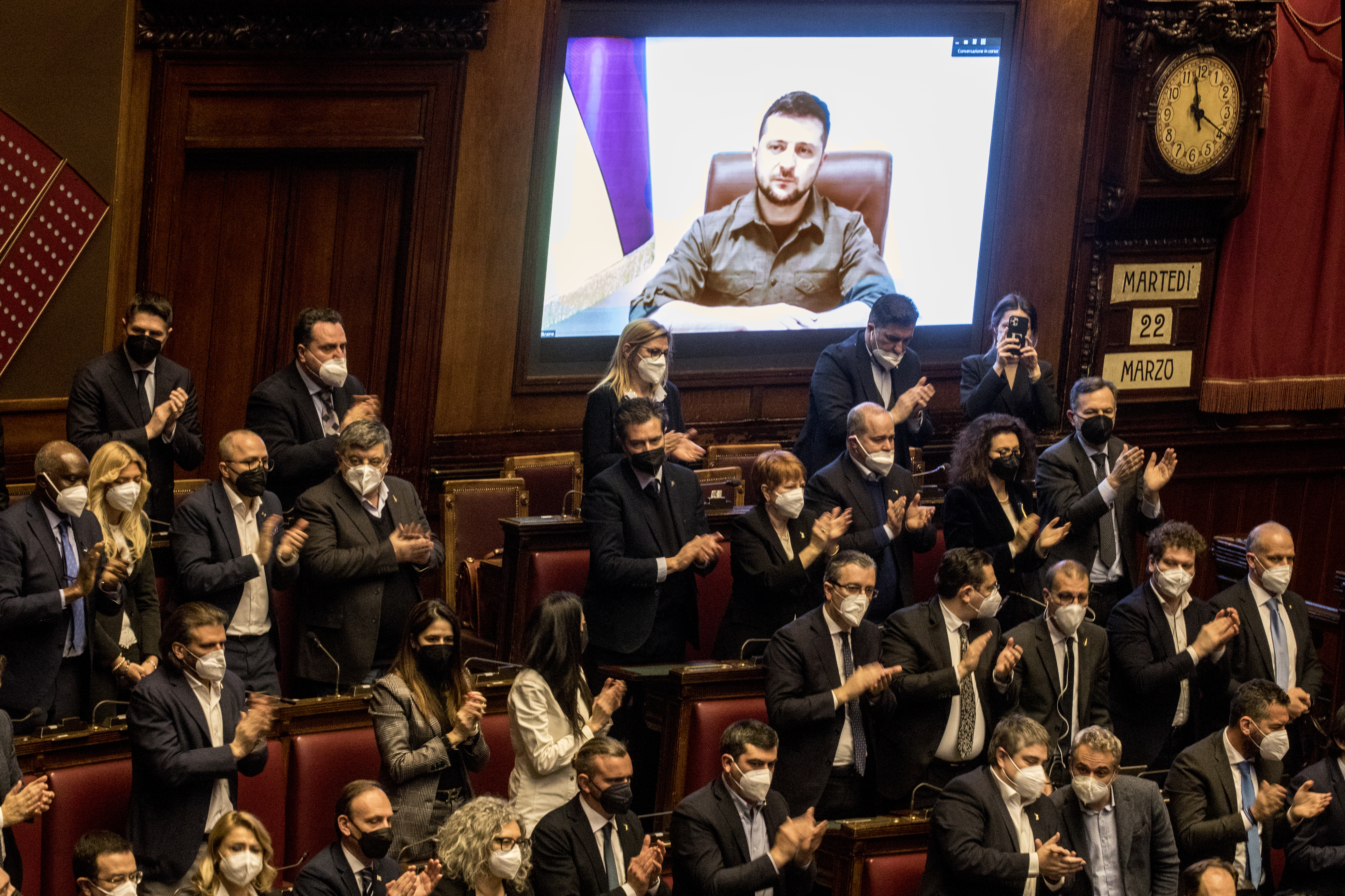 Presidente ucraniano Volodymyr Zelensky é aplaudido durante discurso ao parlamento italiano nesta terça-feira, 22/03/2022.