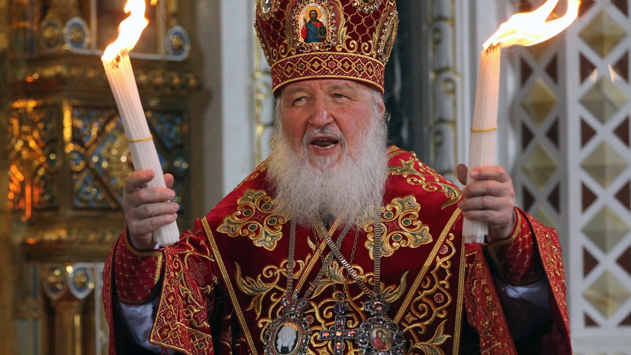 O padre ortodoxo russo Kirill participa da celebração da Páscoa Ortodoxa na Catedral de Cristo Salvador em Moscou, Rússia