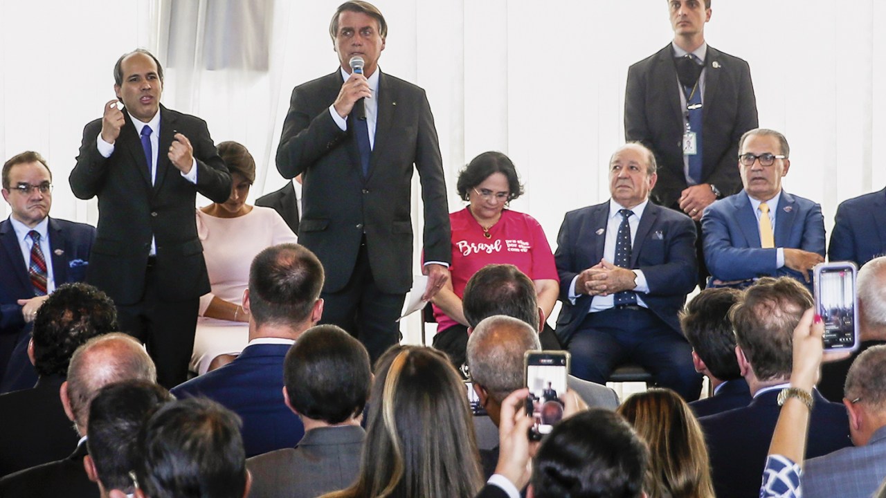 EM CAMPANHA - Bolsonaro no Palácio da Alvorada, no último dia 8: mais de vinte líderes religiosos reunidos no evento -