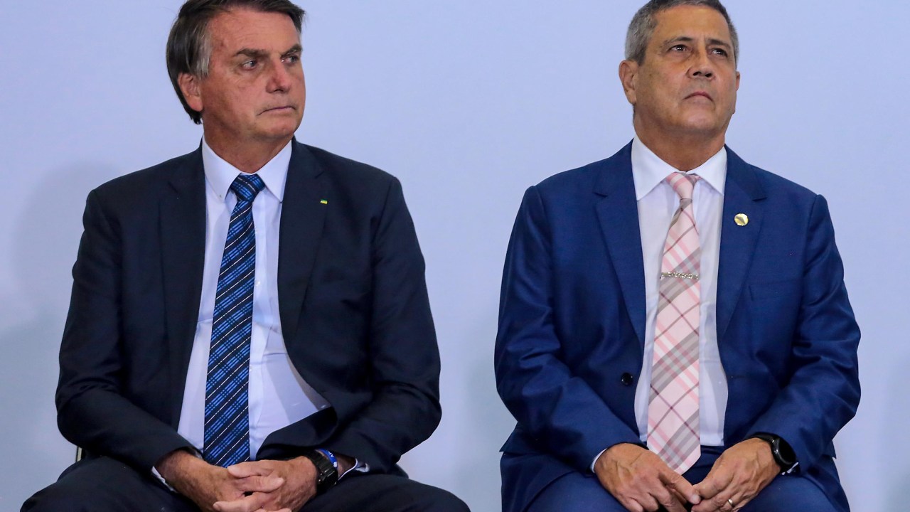 O Presidente Jair Bolsonaro e o General Braga Netto participam do lançamento do programa Agenda do Prefeito, realizado na cidade de Brasília, DF, nesta terça feira, 23. Wallace Martins/Futura Press