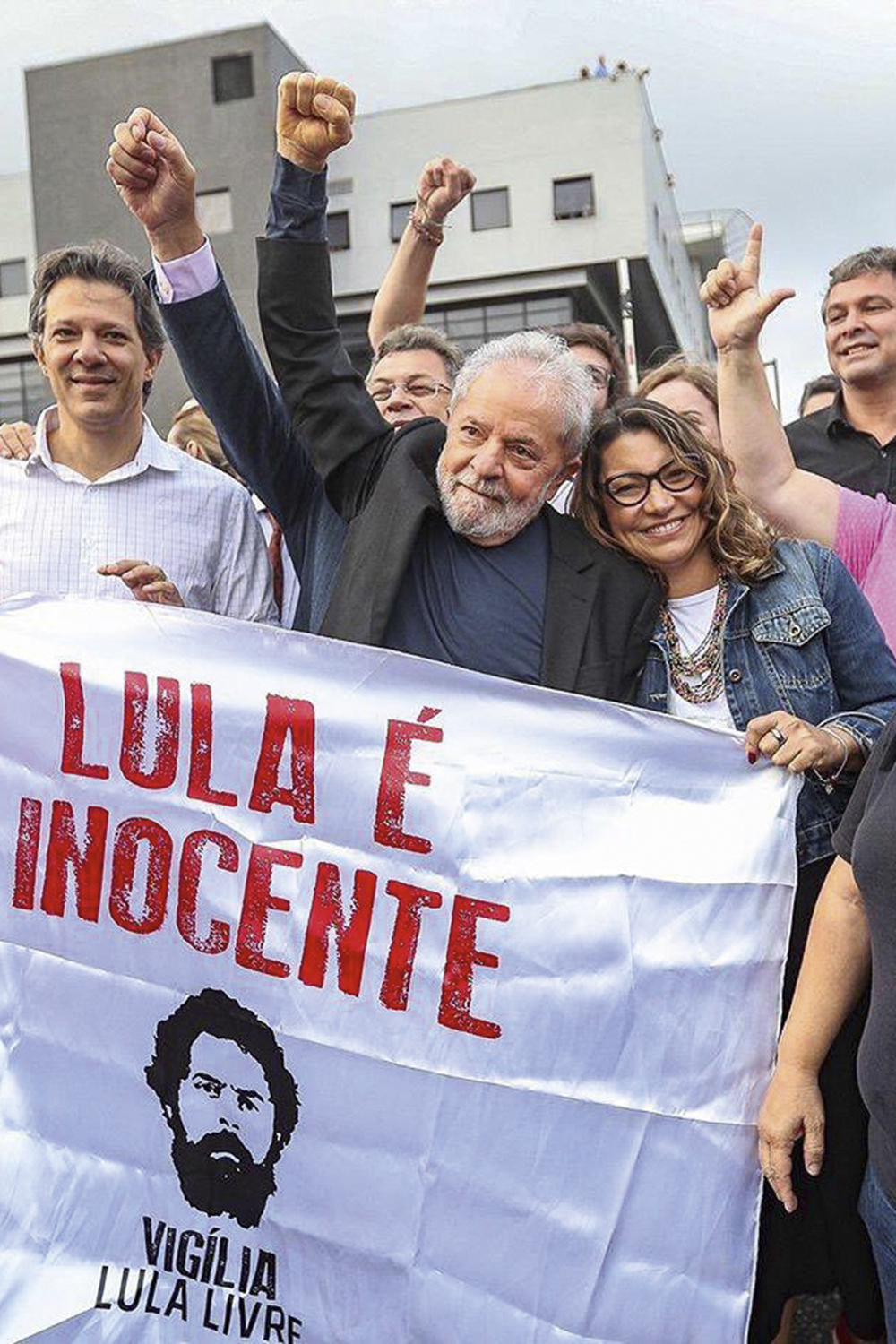 PRIMEIRA APARIÇÃO - Com Lula na PF: Janja celebra a soltura do petista após 580 dias no cárcere, onde começou o namoro -