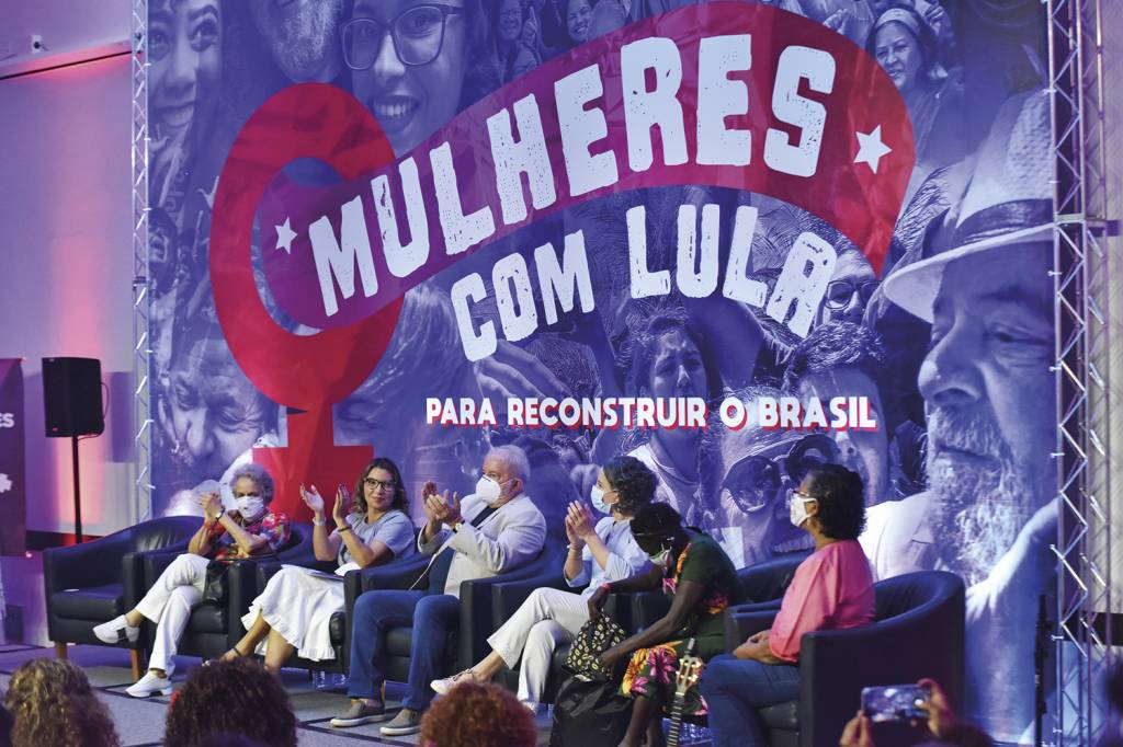 PROMESSA - Lula com mulheres: o petista defende cota feminina no Legislativo -