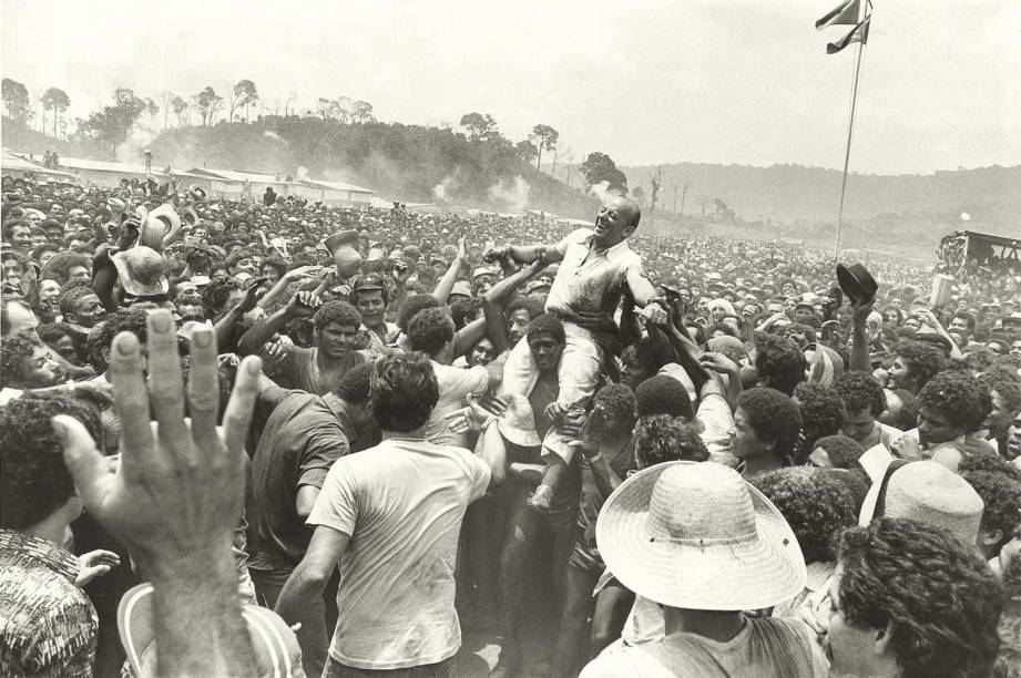 O General João Batista Figueiredo sendo carregado por garimpeiros em Serra Pelada, em 1982 -