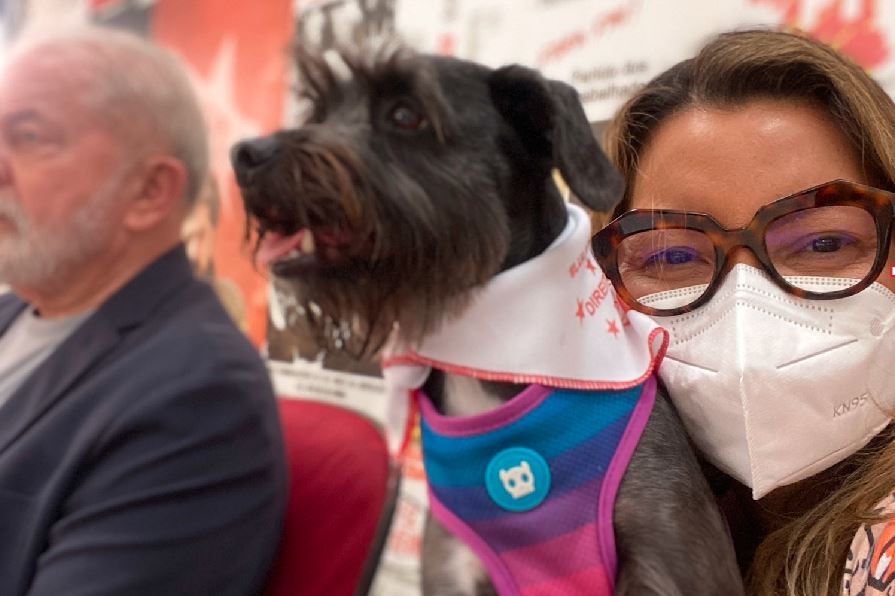O ex-presidente Lula e a socióloga Janja, sua namorada, com a cachorrinha Resistência
