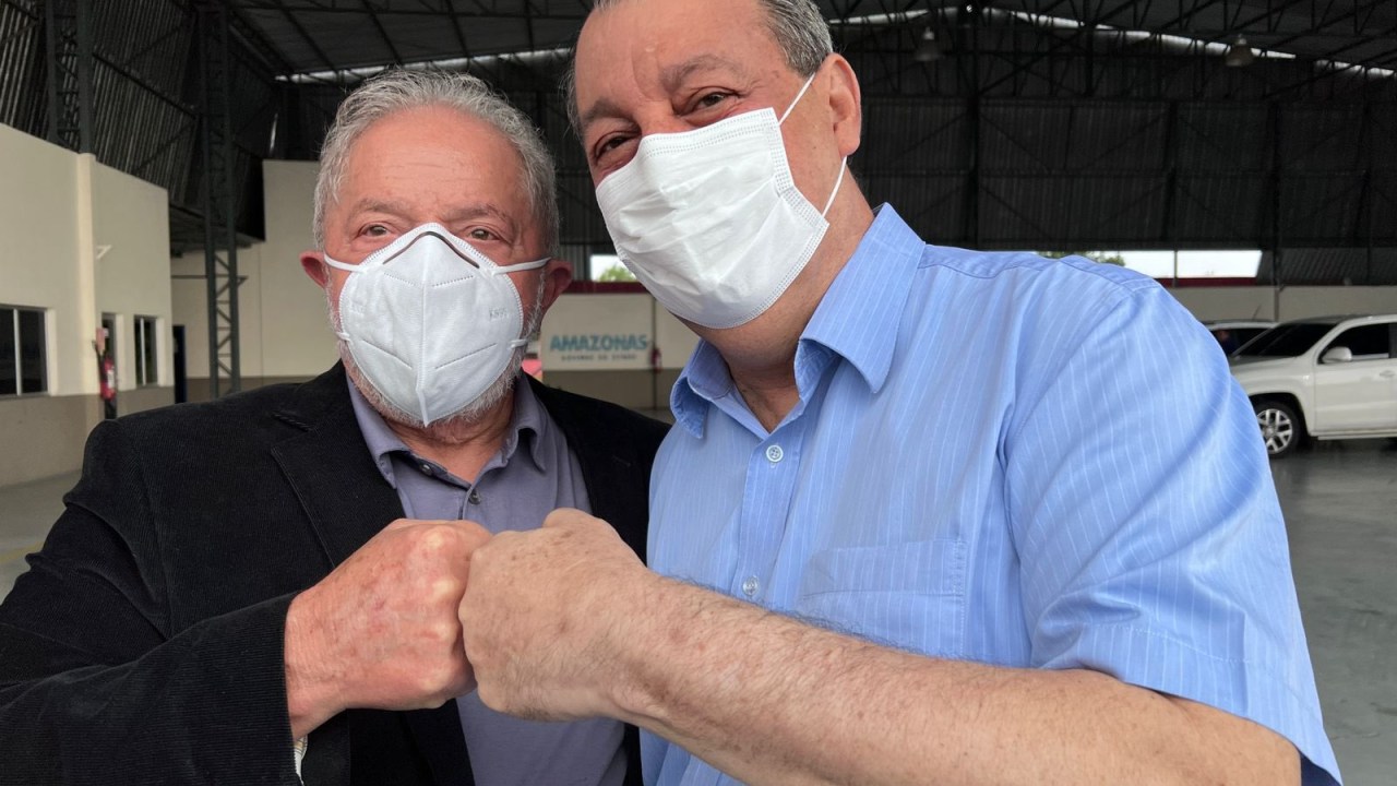 O ex-presidente Lula e o senador Omar Aziz (PSD-AM), durante encontro em Manaus