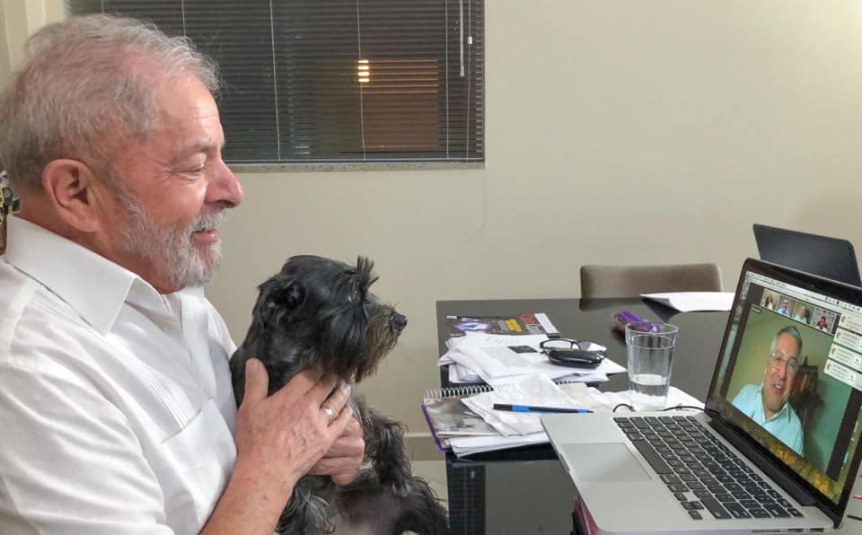 O ex-presidente Lula, com a cachorra Resistência, em abril de 2020, seis meses após ter saído da prisão em Curitiba