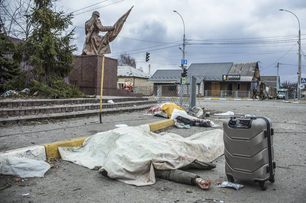 CENA TRÁGICA - Rota interrompida: atingidos por um morteiro, mãe, dois filhos e um amigo morrem na rua, em Irpin -