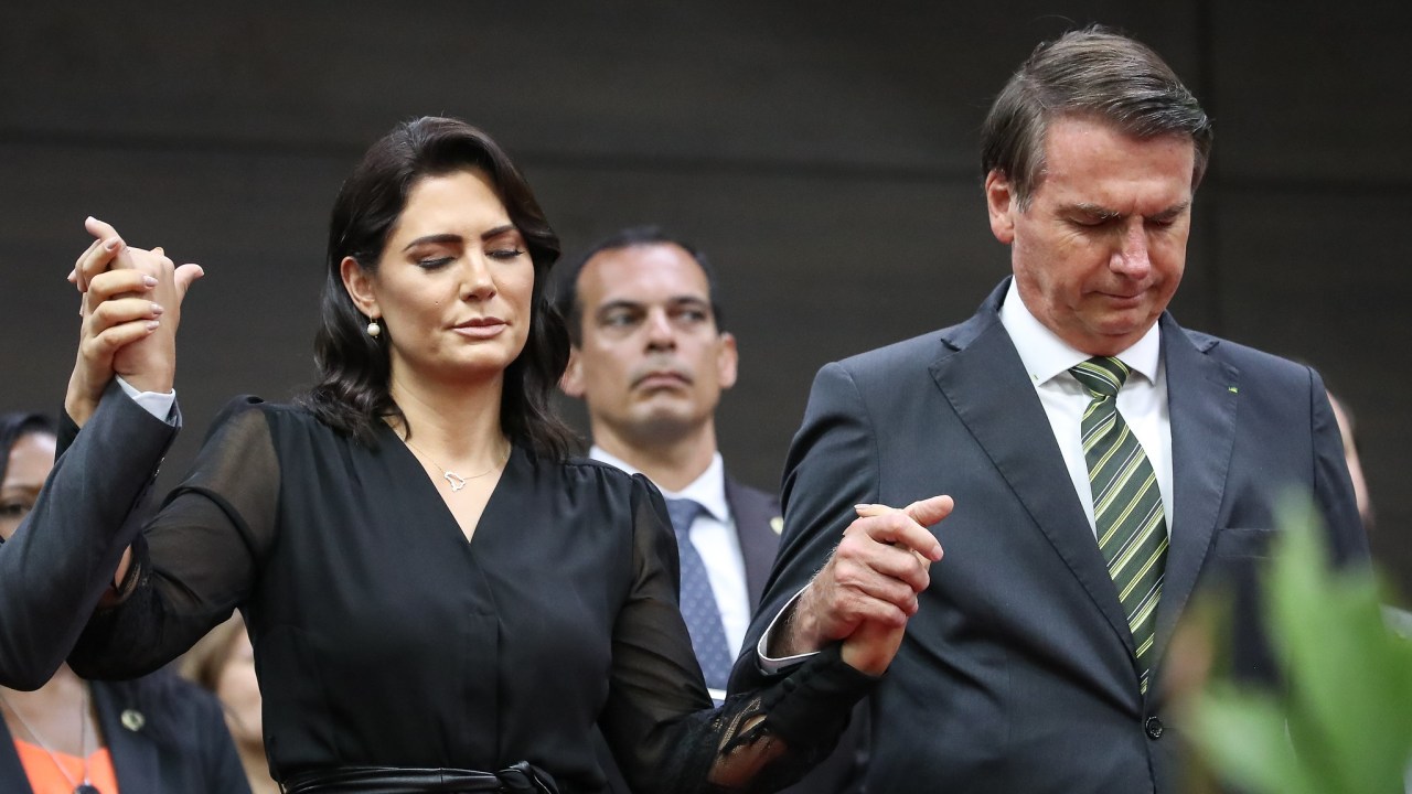 A primeira-dama Michelle e o presidente Jair Bolsonaro, durante cerimônia religiosa no Palácio do Planalto: ela é evangélica e ele, católico