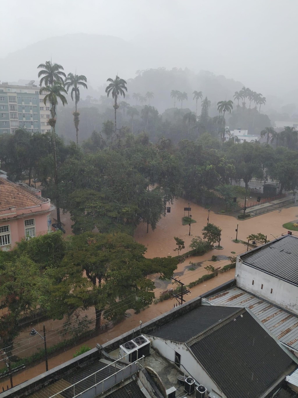 Novo temporal em Petrópolis deixa moradores assustados: ruas voltaram a ficar embaixo d'água e sirenes tocam em áreas de risco