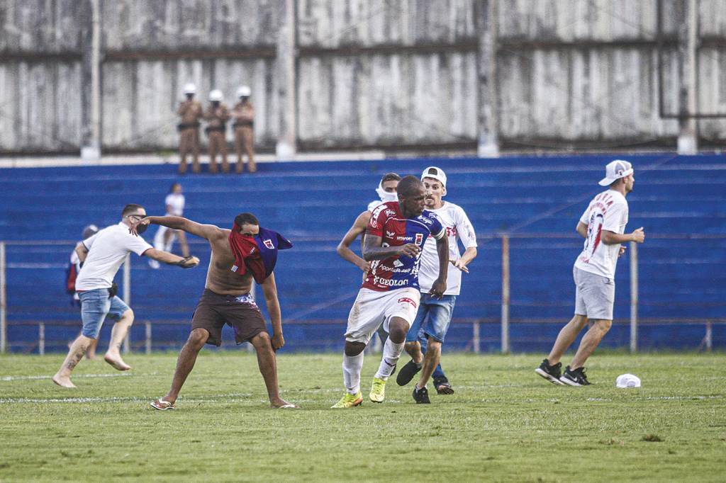 INVASÃO - Paraná Clube: os jogadores do time foram perseguidos dentro do campo -