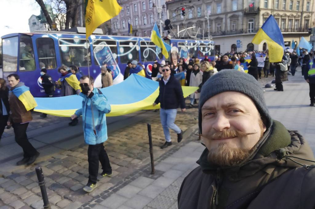 GUIANDO DESTERRADOS - O guia turístico Artem Bondar, de 39 anos, resolveu permanecer em Lviv, a porta de saída para a Polônia, e usar suas conexões com clientes e empresas para ajudar as pessoas que buscam segurança a cruzar a fronteira e encontrar abrigo. “Passo um tempão falando ao telefone, mas é minha maneira de colaborar”, diz ele, que também acolheu duas famílias em seu pequeno apartamento -