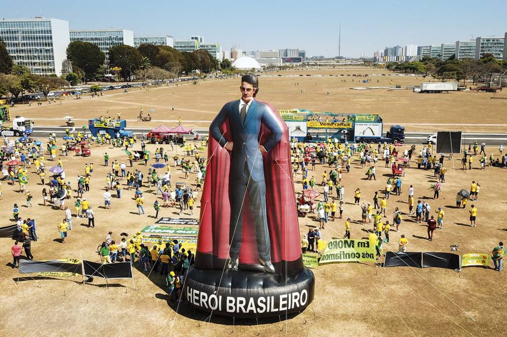 PROTESTO-LAVA-JATO-FAVOR-SERGIO-MORO-2019-1-(3).jpg DESAFIO - Boneco de Moro: o “super-herói” da luta anticorrupção terá de ampliar o seu discurso -
