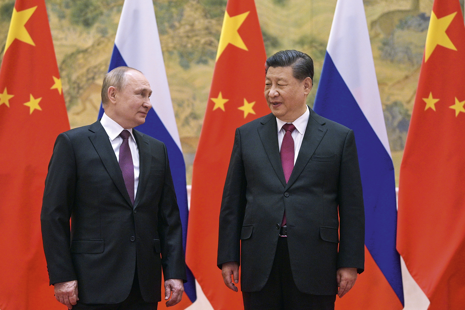 OS PARCEIROS - Putin e Xi: a amizade “sem limites” balançou diante da lentidão do avanço dos invasores -