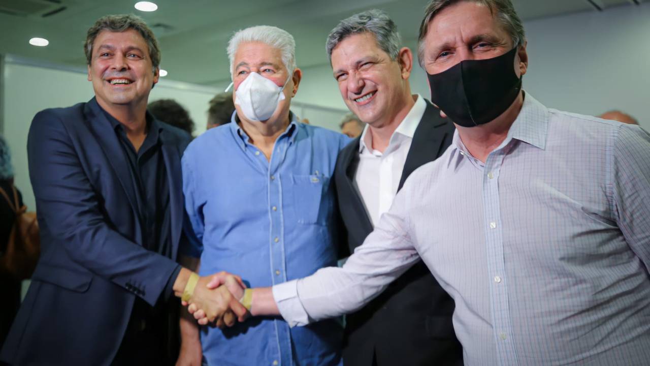 O senador Dário Berger (primeiro à direita), na foto com os petistas Lindbergh Farias, Roberto Requião e Rogério Carvalho, em Curitiba