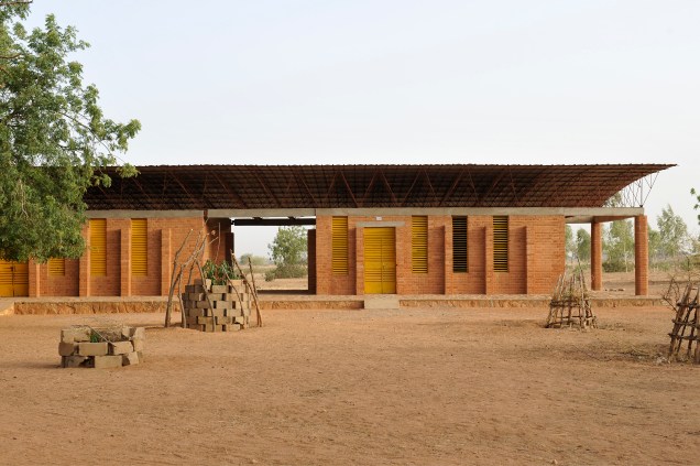 Escola primária no vilarejo de Gando, na Burkina Fasso, usa materiais que permitem a circulação do ar e mantém as salas arejadas -