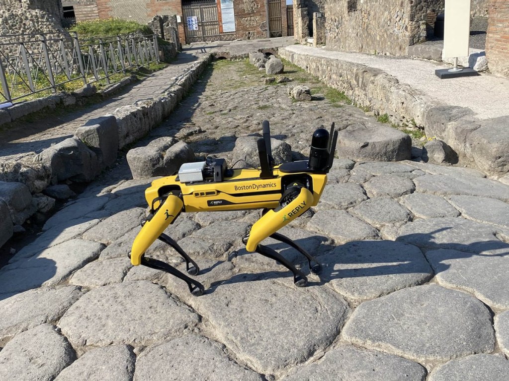 Criado pela empresa Boston Dynamics, o robô Spot está ajudando arqueólogos a identificar falhas estruturais em Pompeia -