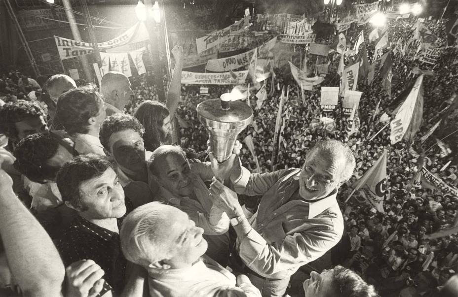 Tancredo Neves com Franco Montoro durante comício na Praça da Sé, em 1984 -