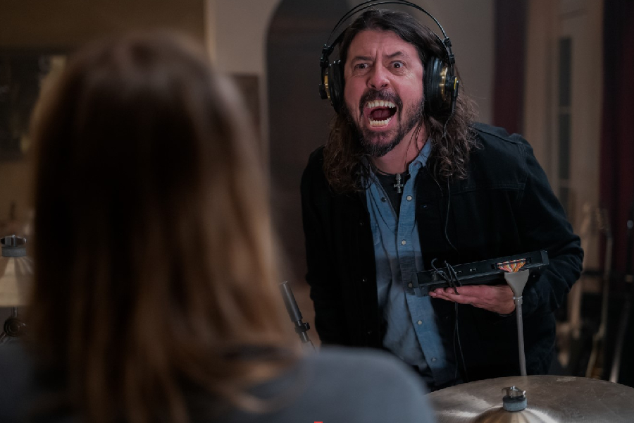 Dave Grohl em cena do filme 'Terror no Estúdio 666'