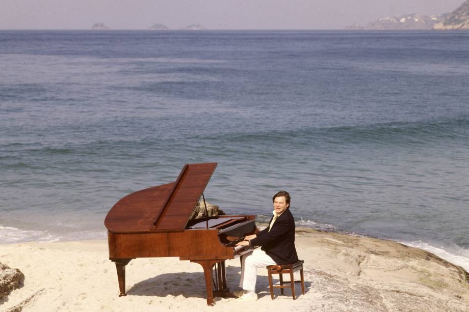 Tom Jobim, tocando piano em uma praia do Rio de Janeiro, em 1984 -