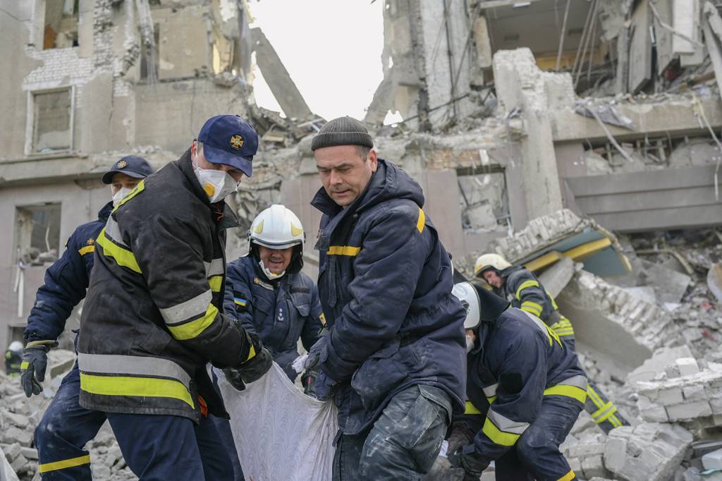 TUDO IGUAL - Bombeiros removem vítima de bombas russas em Mykolaiv, no sul da Ucrânia: o recuo anunciado não aconteceu -