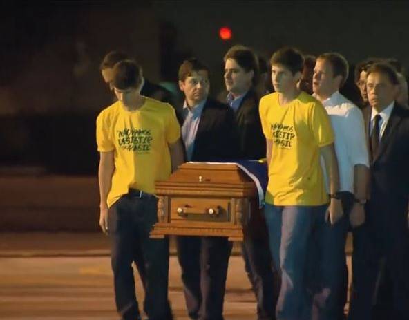 Filhos de Eduardo Campos carregam o caixão do pai usando a camiseta com a célebre frase