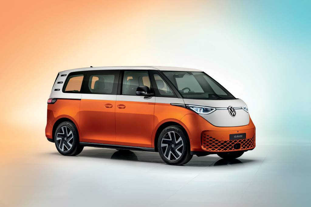 Volkswagen-ID.Buzz-EuropeanModel.jpg ID BUZZ - Embora seu visual faça referência aos modelos clássicos, a nova geração da Kombi será elétrica, com assistente pessoal e capacidade para se adaptar ao motorista. Ela chega ao mercado no segundo semestre -