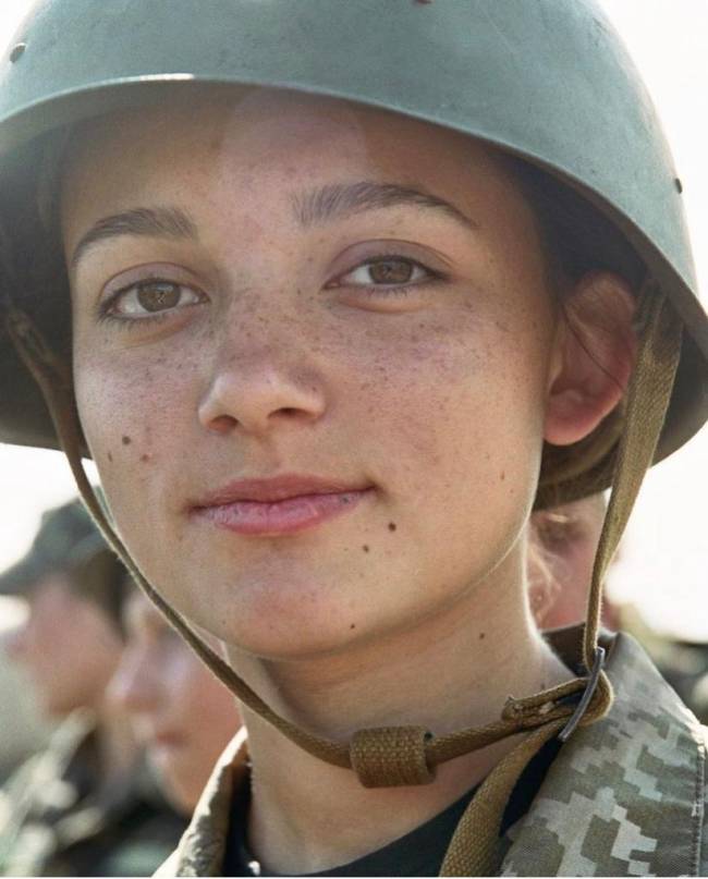 Adolescente em trajes militares na Ucrânia
