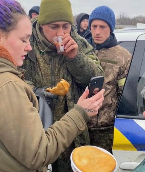 soldado russo se rende e recebe ligação da mãe