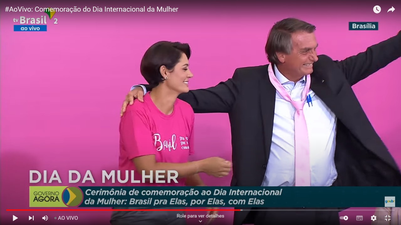 Jair Bolsonaro e Michelle no Dia Internacional das Mulheres, no Palácio do Planalto.