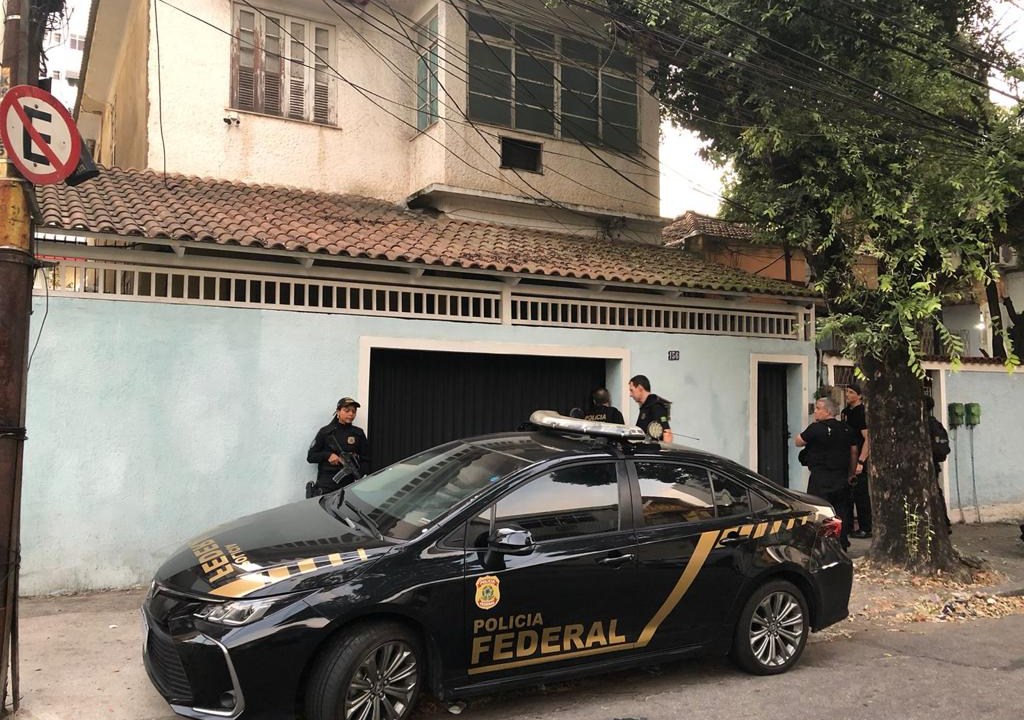 Policiais Federais realizam busca e apreensão em casa no bairro de Vila Isabel, Rio de Janeiro, para desmantelar quadrilha de tráfico de armas