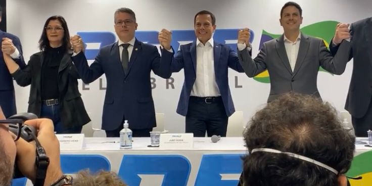 O senador Alessandro Vieira durante filiação ao PSDB, ao lado do governador João Doria e do presidente nacional do partido, Bruno Araújo
