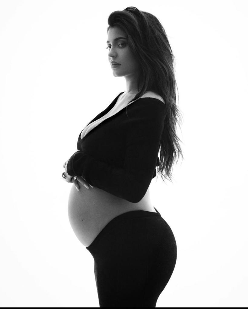 Um mês depois do nascimento do filho, Kylie Jenner muda nome da criança