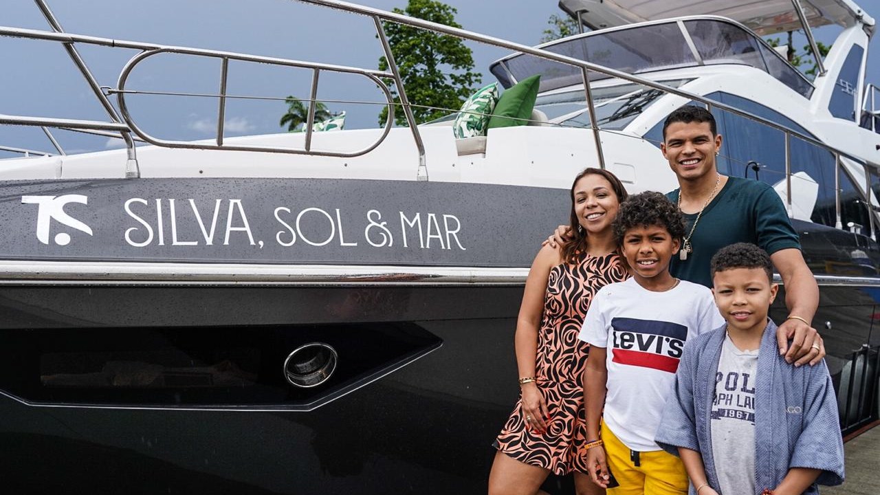 O zagueiro Thiago Silva foi um dos nove milionários a comprar um iate de luxo fabricado no Brasil