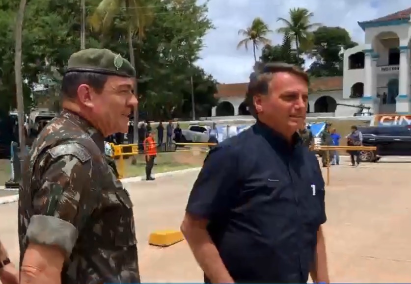 Bolsonaro e o comandante Paulo Sérgio em Pernambuco