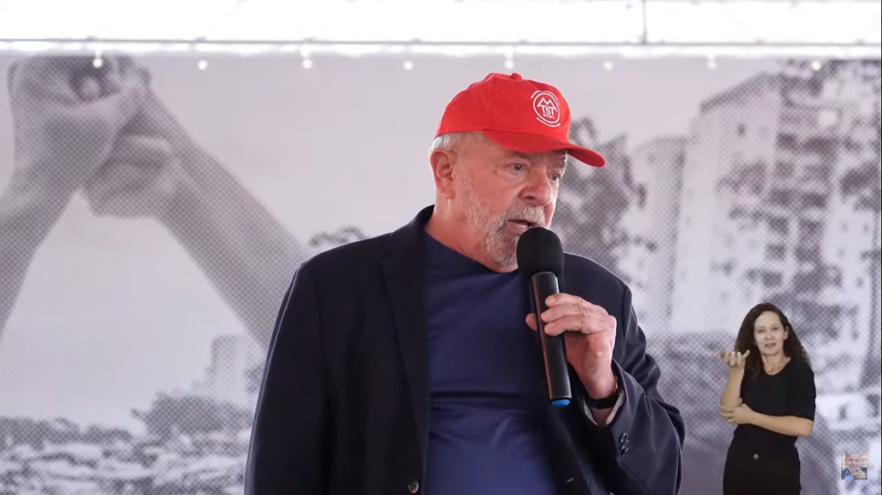 O ex-presidente Lula (PT) participa de evento em condomínios entregues pelo Minha Casa Minha Vida ao MTST, em Santo André (SP), ao lado de Fernando Haddad e Guilherme Boulos