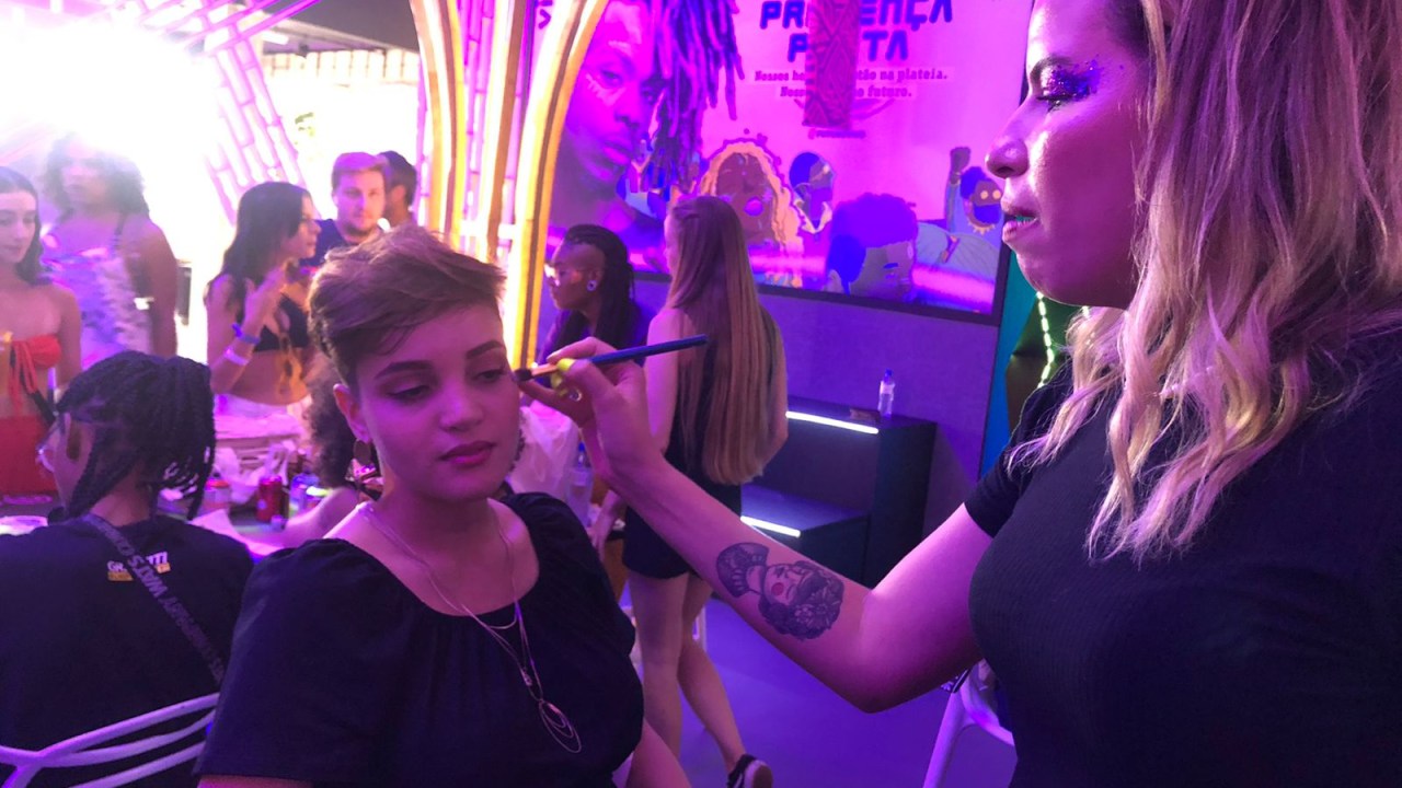 A maquiadora Gabriela Galvão e Thais Rico: looks inspirados na série ' Euphoria', no Lollapalooza Brasil