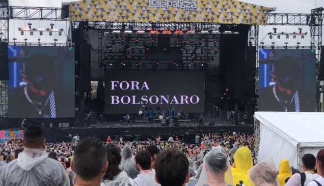 Mensagem de Fora Bolsonaro no telão durante show do Fresno
