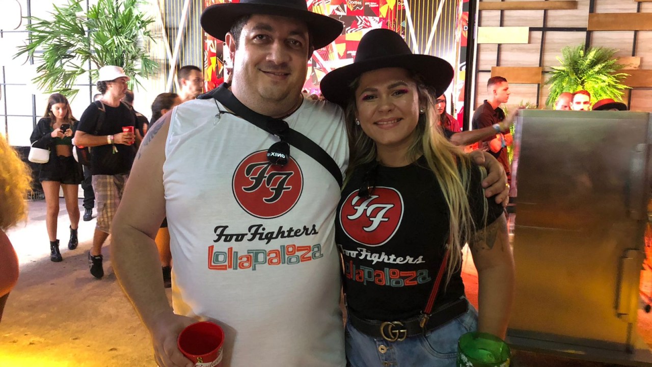 O casal Samila Lima, 32, Alysson Miranda, 42, de Indaiatuba, fizeram até camisas customizadas para ver o show do Foo Fighters