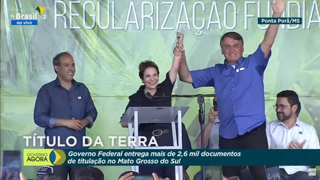 O presidente Jair Bolsonaro e a ministra da Agricultura Tereza Cristina durante entrega de títulos de terra em Ponta Porã (MS).