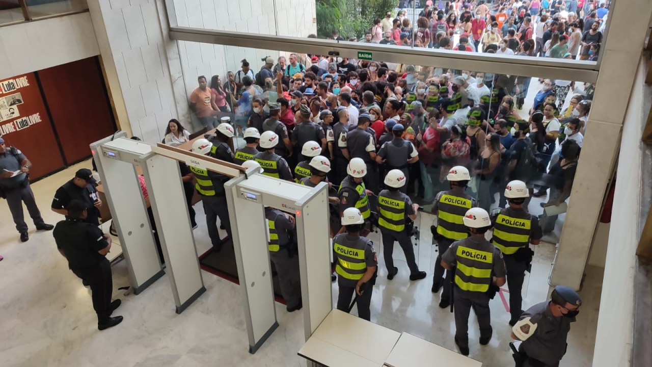 Contra nova carreira do magistério, professores tentam entrar na Assembleia Legislativa de São Paulo