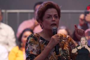 Dilma Rousseff discursa durante evento na UERJ com Lula. 30/03/2022