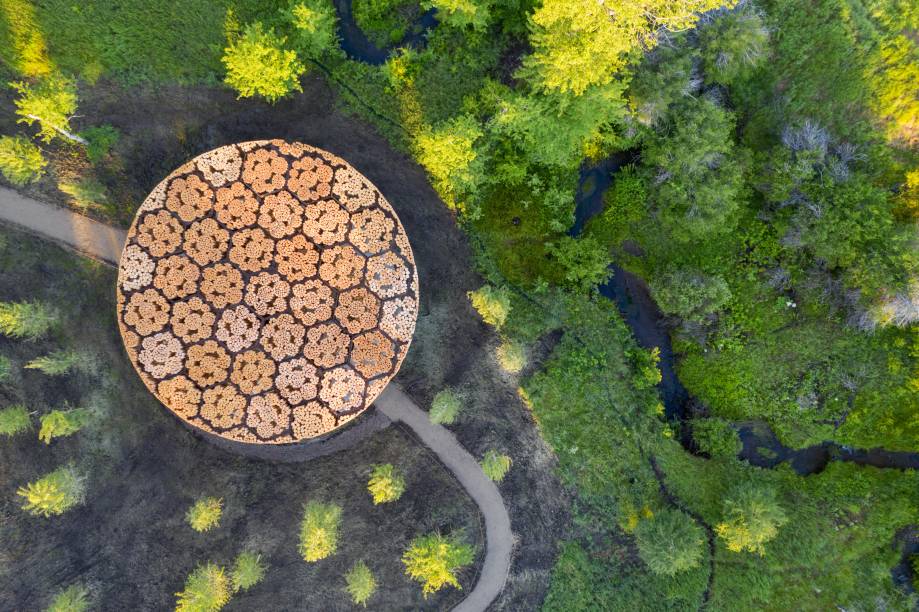 O pavilhão Xilema, criado dentro do Tippet Rise Art Center, no Parque Nacional Yellowstone, em Montana, Estados Unidos -