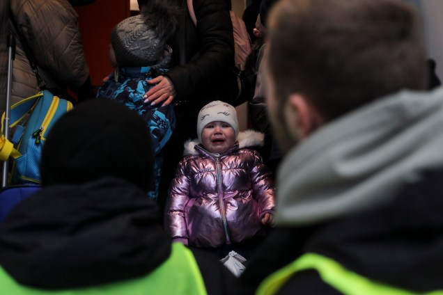 Uma criança chora depois de entrar em um trem, na estação de de Lviv -